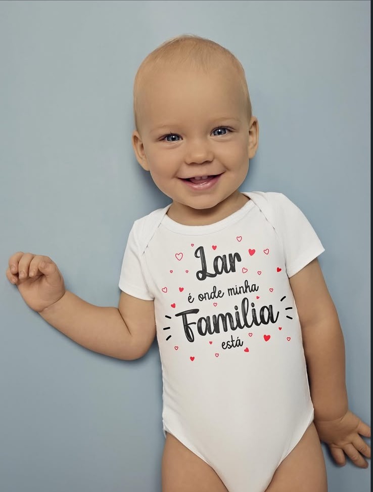 Bebê sorrindo vestindo body branco de moda infantil da Doce Kids