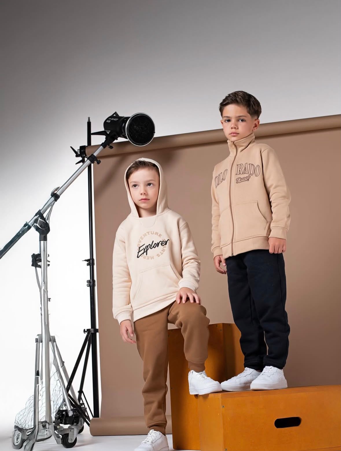 Meninos maiores vestindo moletons e jaqueta, look teen da Doce Kids